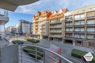 Dit <strong>instapklare</strong> appartement met twee slaapkamers is ideaal gelegen in <strong>het hart van Nieuwpoort-Bad</strong>, op een boogscheut van de befaamde Gouden Schildpad en de winkelstraat.<br />Dankzij deze <strong>topligging</strong> bevinden winkels, horeca, strand en openbaar vervoer zich allemaal op wandelafstand, wat zorgt voor maximaal comfort en vakantiegevoel.<br /><br />Het appartement is zowel geschikt als tweede verblijf of als vaste woonst.<br /><br />De indeling van het appartement is als volgt:
<ul>
<li>Inkomhal;</li>
<li>Open, <strong>volledig ingerichte </strong>keuken;</li>
<li>Gezellige leefruimte met schuifraam naar het terras;</li>
<li>Terras met <strong>zicht op de schildpad van Jan Fabre</strong>;</li>
<li>Berging op het appartement met aansluiting voor wasmachine;</li>
<li>Apart toilet;</li>
<li>Badkamer met wastafel en douche in bad;</li>
<li>Twee <strong>volwaardige</strong> <strong>slaapkamers</strong> met dubbel bed en muurkasten;</li>
</ul>
Extra troeven:
<ul>
<li><strong>Gunstig EPC - label B</strong></li>
<li>Ruime berging op het verdiep aan te kopen (€ 5.000,00);</li>
<li>Mogelijkheid tot aankoop staanplaats in het gebouw (€ 45.000,00);</li>
</ul>
Aarzel niet en contacteer ons voor een plaatsbezoek.