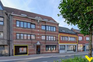 Ideaal starters- of opbrengstappartement met garage!<br /><br />Dit appartement van 66 m² bevindt zich in hartje Geel waar winkels, scholen, openbaar vervoer en ziekenhuis om de hoek liggen.<br /><br />We betreden deze woonst via de inkom aan de voorzijde van het gebouw (kleinschalig project van 3 eenheden).<br />De leefruimte beschikt over een woonkamer en open keuken. De nachthal geeft dan toegang naar de ruime slaapkamer en de badkamer met badmeubel, ligbad en toilet.<br /><br />Er is een garage achteraan mits meerprijs van 20.000 euro, toegankelijk langs het naastliggend gebouw. Ideaal dus om uw auto en/of fietsen binnen te parkeren.<br /><br />Momenteel verhuurd met huurhernieuwing in 2012 aan € 545/maand. Geen gemeenschappelijke kosten.<br /><br />Gunstig EPC, geen renovatieplicht en asbestveilig!<br /><br />Voor meer info of een bezoek kan u ons contacteren via info@immovl.be of 014 58 02 08.