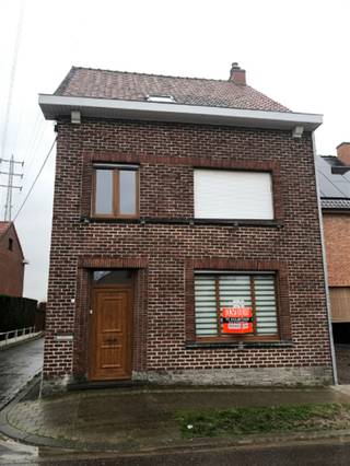 <p><span>Rustig gelegen half open woning.  Inkom, ruime living, keuken, veranda, wasplaats, 3 slaapkamers, zolder, kelder, dubbele garage, tuin.  Vrij op heden.  Epc C 295 kWh/m² uc 3376392.  Voor info of bezoek , bel 056.21.58.00 of www.immo-lvb.be, naar pand gaan en via agenda de afspraak inboeken.</span></p>