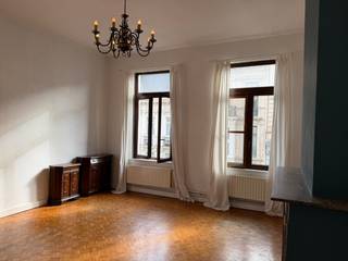 Kom een kijkje nemen naar dit leuke appartement op de trendy locatie nabij het Zuidpark, op wandelafstand van Gent centrum, vlotte bereikbaarheid met het openbaar vervoer, ... Het appartement bevindt zich op de eerste verdieping (geen lift!) en heeft volgende indeling: inkomhal, aparte slaapkamer, leefruimte met hoge plafonds en veel lichtinval, keuken met aansluiting wasmachine, badkamer met toilet, douche en lavabo. Aparte meters EGW. Perfect voor alleenstaande of koppel, domicilie verplicht. Huurcontract drie jaar. Huurprijs 800 euro/maand. 