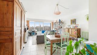 Découvrez ce spacieux et lumineux appartement de deux chambres avec une terrasse orientée plein soleil, idéalement situé au port de plaisance...