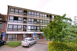 Ruim, instapklaar appartement van 97m² gelegen aan het Stationsplein te Geel. Topligging te centrum Geel vlakbij station, bus, scholen en winkels. Voldoende gratis parkeergelegenheid rondom het appartement.<br /><br />Het app is gelegen op het 1ste verdiep, bereikbaar via lift. Het app werd opgefrist in 2020: nieuwe vloerbekleding, elektriciteit conform gesteld, nieuwe HR gasbrander, volledig geschilderd. Gunstige EPC score B.<br /><br />Het appartement heeft een inkomhal met vestiaire kast en gastentoilet. Zeer grote woonkamer en keuken met beiden uitzicht op het open Stationsplein. Badkamer voorzien van ligbad, lavabo en ruimte voor plaatsing wasmachine en droogkast. Twee slaapkamers gelegen aan de achterzijde van het appartement met aansluitend een leuk zonnig terras voor zomerse avonden. <br /><br />Bij het appartement is inbegrepen een ruime private kelderberging en een gemeenschappelijke fietsenberging en vuilnisberging.  <br /><br />Het appartement is ideaal om zelf te bewonen of als investeringseigendom. <br /><br />Contacteer Dupont Vastgoed voor meer inlichtingen op 015 15 15 15