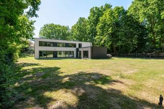 <p><strong>Moderne energiezuinige nieuwbouwvilla in het groen gelegen te Keerbergen.<br /><br />Beschrijving:</strong></p>
<p>Deze <strong>ruime nieuwbouwvilla (BJ 2023)</strong> net buiten het centrum van Keerbergen op een perceel van <strong>3194m²</strong>, biedt een vlotte verbinding richting Haacht en Brussel. Rustig en residentieel gelegen midden in het groen, heeft deze villa op toplocatie heel wat te bieden. <br />Ideaal voor wie van rust en privacy houdt!<br /><br /><strong>GELIJKVLOERS:</strong></p>
<ul>
<li>Inkom met open vide, vestiaire en gastentoilet</li>
<li>Ruime leefruimte met grote raampartijen die zicht bieden op de tuin</li>
<li>Hyper-geïnstalleerde open keuken met groot eiland, wijnkoeler, inductiekookplaat, ingebouwde koffiemachine, ovens, koelkast en vaatwasser</li>
<li>Aansluitend op de leefruimte een multifunctionele ruimte dat momenteel ingericht werd als bureau (ca. 25 m²) met zicht op de voortuin</li>
<li>Multifunctionele ruimte van ca. 55 m², momenteel ingericht als fitnessruimte met wellnessvoorzieningen. Ook perfect in te richten als slaapkamer met dressing en ensuite badkamer, of als bureauruimte</li>
<li>Inpandige garage met plaats voor twee wagens, voorzien van een automatische sectionaalpoort</li>
<li>Aparte wasplaats en een afzonderlijke technische ruimte, momenteel in gebruik als extra berging, maar desgewenst in te richten als panicroom</li>
</ul>
<p><strong>VERDIEPING:</strong></p>
<ul>
<li>Zwevende trap naar de nachthal, die is afgewerkt met een glazen balustrade.</li>
<li>2 ruime slaapkamers (22 m² en 19 m²) + Master bedroom (25m²) met ensuite luxe badkamer: inloop regendouche, dubbel jacuzzi-bad, toilet, bidet en dubbele wastafel</li>
<li>Prachtige dressingruimte aansluitend aan de master</li>
<li>Tweede badkamer waarbij alle aansluitingen (douche, wastafel en toilet) reeds voorzien zijn – enkel de toestellen zijn nog te plaatsen</li>
<li>Grote polyvalente ruimte van ca. <strong>41 m²</strong> zonder ramen – oorspronkelijk bedoeld als home cinema, maar ook inzetbaar als hobbyruimte of extra slaapkamers</li>
</ul>
<p><strong>TUIN:</strong></p>
<ul>
<li>Volledig omheind perceel met automatische toegangspoort</li>
<li>oprit met plaats voor meerdere wagens</li>
<li>Tuin, terras en oprit zijn nog aan te leggen naar eigen smaak</li>
</ul>
<p><strong>BIJZONDERHEDEN:</strong></p>
<ul>
<li>Vloerverwarming op het gelijkvloers via warmtepomp</li>
<li>Exclusieve villa op toplocatie</li>
<li>Uitgebreide domotica, alarminstallatie, surroundsysteem</li>
<li>Zonnepanelen en regenwaterrecuperatiesysteem</li>
<li><strong>Zeer gunstig E-Peil: BEN villa (Bijna Energie Neutraal) - EPC A</strong></li>
<li>BJ 2023</li>
<li>ruime SLK'ers en mogelijkheid om in te delen volgens eigen behoefte (cinemaruimte en fitnessruimte kunnen extra slaapkamers worden)</li>
<li>géén BTW van toepassing – verkoop onder registratie, exclusief notaris- en registratiekosten.</li>
<li>De grote raampartijen over de volledige hoogte zorgen voor maximale lichtinval en een directe connectie met de tuin</li>
</ul>
<p><strong>Afwerking:</strong><br />De woning is reeds grotendeels afgewerkt maar biedt nog ruimte voor eigen keuzes en personalisatie in afwerking en invulling van enkele ruimtes.</p>
<p>Voor een gedetailleerde indeling verwijzen wij u graag door naar de interactieve grondplannen op onze website.<br />Wenst u meer info en/of een bezoek ter plaatse om deze authentieke villa, met instant vakantiegevoel te bekijken, aarzel dan niet om ons te contacteren op het nummer 016/41 51 51 of mail naar keerbergen@deboerenpartners.be</p>