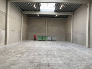 Magazijn van ca. 292 m² te huur in Zwevegem. Gelegen in de nabijheid van diverse invalswegen en de autosnelweg. Specificaties:- Vrije hoogte 6,20m ;- Polybeton ;- Sectionale poort (elektrisch) ;- Lichtstraat ;- Voorliggende parkingBent u op zoek naar bedrijfsvastgoed bestaande uit een magazijn te huur in Zwevegem? Aarzel dan zeker niet om ons te contacteren op het nummer 056 21 11 11.