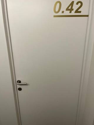 Mooi, recent en hedendaagse studentenkamer, centraal gelegen met al de nodige faciliteiten op wandelafstand.<br /><br />Deze studentenkamer bevindt zich op de gelijkvloers van een goed beheerde en onderhouden residentie met conciërge. De studentenstudio omvat een slaapmezzanine, een bureauhoek en een douchekamer met toilet. Verder is er in het gebouw een moderne gemeenschappelijke keuken voorzien van al de snufjes. Het biedt een student alles om rustig en gezellig te wonen/studeren met de geneugten van de stad.<br /><br />Als u op zoek bent naar een moderne studentenkamer op een toplocatie in Antwerpen, als investering (mooi huurrendement) of voor uw eigen kinderen, aarzel niet en plan snel uw bezoek in via jeffrey@jurimmo.be of bel naar 03 369 23 55.