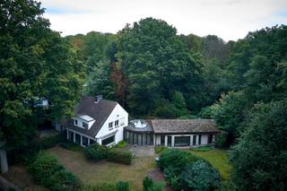 Op een absolute droomlocatie ligt deze vrijstaande villa uit 1960, omringd door een royaal perceel van maar liefst 4.924 m². De woning verkeert nog in de oorspronkelijke staat en is nooit gerenoveerd. Voor de nieuwe eigenaar biedt dit een unieke kans: óf de bestaande villa grondig te renoveren, óf hier een volledig nieuw droomhuis te realiseren.<br /><br />De combinatie van de toplocatie, de privacy en de indrukwekkende grootte van het perceel maken dit object zeldzaam op de markt. Hier heeft u de ruimte om uw eigen visie werkelijkheid te laten worden, midden in het groen en met alle mogelijkheden die het terrein u biedt.<br /><br />Kortom: een ideale plek voor wie op zoek is naar een exclusieve basis om te bouwen of te vernieuwen, met alle potentie die een perceel van deze omvang en ligging kan bieden.