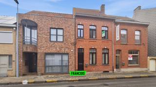 Deze instapklare woning bevindt zich in het hart van Poperinge en combineert karaktervolle, authentieke elementen met hedendaags wooncomfort...