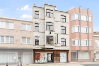 <p><strong>De Panne: renovatieproject met handelsruimte en woonmogelijkheden in het centrum</strong><br /> </p>

<p>Op een topligging in De Panne, vlak bij de markt en op wandelafstand van zee, duinen en de levendige winkelstraat, bevindt zich dit veelzijdige gebouw met tal van mogelijkheden. Dit pand combineert een handelsruimte, garage en meerdere woonverdiepingen, en vormt de ideale opportuniteit voor investeerders of ondernemers die wonen en werken willen combineren. Mits renovatie kan dit eigendom uitgroeien tot een bijzonder rendabel en aantrekkelijk geheel.<br /> </p>

<p><strong>Indeling</strong><br />Het gebouw bestaat uit een gelijkvloerse handelsruimte met verschillende bergingen, kelders, toiletten en een garage. Deze ruimte biedt tal van mogelijkheden voor commerciële activiteiten of herbestemming.<br />Op de verdiepingen bevinden zich drie afzonderlijke woonniveaus. Elk verdiep beschikt over drie slaapruimtes, waarbij elke kamer voorzien is van een eigen sanitaire ruimte.<br /> </p>

<p><strong>Troeven</strong></p>

<ul><li>Gelegen in het centrum van De Panne, op wandelafstand van de winkelstraat, zee en duinen</li><li>Combinatie wonen en werken mogelijk</li><li>Ideaal investeringsproject met hoog potentieel na renovatie</li><li>Garage en ruime opslagmogelijkheden aanwezig</li></ul>
 

<p>Dit pand biedt een unieke kans voor wie op zoek is naar een veelzijdig renovatieproject. Laat uw creativiteit de vrije loop en realiseer hier uw droomproject!<br /> </p>

<p><strong>Meer informatie? Contacteer Frederick via 058/22.41.70.</strong></p>