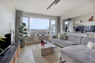 Op een uitstekende, centrale locatie stellen we dit recent en kwalitatief gerenoveerde 2-slaapkamerappartement voor, gelegen op de 10e verdieping...