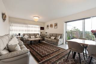 <p>Dit appartement in de Edmond de Coussemakerstraat combineert het rustige karakter van Linkeroever met een uitstekende bereikbaarheid naar het centrum van Antwerpen en de rest van de stad. Dankzij de ligging op de 4de verdieping geniet je van extra privacy, een open uitzicht en een aangename natuurlijke lichtinval in de leefruimtes. Winkels, openbaar vervoer en dagelijkse voorzieningen bevinden zich in de directe omgeving, waaronder de handelszone aan de Edmond de Coussemakerstraat en de Blancefloerlaan. De praktische indeling met drie slaapkamers maakt dit appartement geschikt voor gezinnen, koppels of wie extra ruimte zoekt.</p>
<p>Belangrijkste ruimtes:<br />• Ruime woonkamer (29 m²) met veel lichtinval<br />• Keuken (10 m²) uitgerust met vaatwasser, koelkast, gaskookplaat en elektrische oven<br />• Slaapkamer (14 m²)<br />• Slaapkamer (10 m²)<br />• Slaapkamer (9 m²)<br />• Badkamer (5 m²) met ligbad<br />• Apart toilet met handenwasser<br />• Inkomhal (10 m²)</p>
<p>Troeven:<br />• Rustige ligging op Linkeroever met vlotte verbinding naar Antwerpen<br />• Nabij winkels, openbaar vervoer en dagelijkse voorzieningen<br />• Gelegen op de 4de verdieping met extra privacy en open uitzicht</p>
<p>Neem vandaag nog contact op voor meer informatie of een bezoek. JOUW DROOMAPPARTEMENT. ZO GEVONDEN!</p>