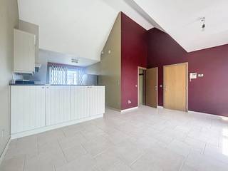 Dit appartement in Nieuwmoer kent de volgende indeling: - inkomhal met gastentoilet- leefruimte - keuken voorzien van kookvuur, dampkap,...