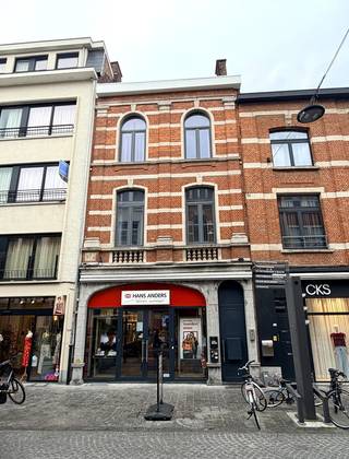 Deze gezellige studio is gelegen aan de achterzijde van een zeer netjes onderhouden gebouw in de Diestsestraat op nummer 143A, midden in het...