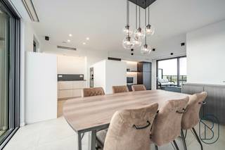 Recent, move-in ready penthouse in a central location, featuring two exceptionally spacious terraces (front and rear).Layout: consisting of an...