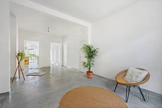 Gerenoveerde en instapklare woning op een bijzonder fijne locatie. De woning beschikt over twee comfortabele slaapkamers, een kelder, een vernieuwde badkamer en een nieuwe, praktische keuken. In de ruime en lichtrijke leefruimte voelt elke dag aangenaam aan. Buiten geniet je van een grote, zonnige tuin met een mooi terras.<br /><br />Met school en winkels op wandelafstand, en een uitstekende verbinding naar de R8 en het centrum, biedt deze woning een perfecte combinatie van comfort, rust en bereikbaarheid. Een mooie kans voor wie zorgeloos wil wonen<br /><br />Meer info of plan je bezoek via denis@immobeguin.b