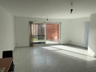 Ruim gelijkvloers appartement met tuintje en garage, ideaal gelegen nabij het centrum van Steenokkerzeel.Gelijkvloers: Inkomhal, WC, ruime garage,...
