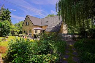 Deze woning is gelegen in een doodlopende straat aan de oevers van de vliet en werd gebouwd in 2004. Op het gelijkvloers is er een ruime keuken met eetplaats die in verbinding staat met een grote leefruimte annex salon. Op de eerste verdieping zijn er 3 ruime slaapkamers en een badkamer. De gebruikte materialen voor zowel opbouw als afwerking van de woning zijn van hoogwaardige kwaliteit. In de leuke tuin die is voorzien van een tuinhuis is het zalig genieten van de rust en privacy die deze woning te bieden heeft. Topwoning op toplocatie!!!<br />Referentie: 5094