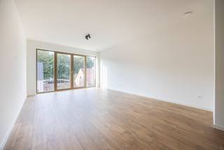 Bent u op zoek naar een energiezuinig en modern appartement in een groene en rustige omgeving met een prachtig balkon? Ontdek dan ’T Park, een exclusief nieuwbouwproject dat comfortabel wonen aan het iconische Rivierenhof in Deurne combineert met hedendaagse luxe en duurzaamheid.<br /><br />Indeling<br />U betreedt het appartement via de centraal gelegen inkomhal. Vooraan kan u dan vervolgens toegang nemen tot de lichtrijke woonkamer en de hoogwaardig afgewerkte open keuken met o.a. een vaatwasser, inductiekookplaat, combi-oven, koelkast en dampkap. <br /><br />Centraal in het appartement vindt u de strakke badkamer met inloopdouche en dubbel lavabomeubel, de praktische berging voor o.a. wasmachine en droogkast, alsook het aparte toilet. Verder is er nog één slaapkamer, met toegang tot het ruime balkon.<br /><br />Tot slot beschikt het appartement nog over een ondergrondse autostaanplaats (€100/maand) en een privatieve kelderberging. <br /><br />Gemeenschappelijke kosten: €65/maand (provisie minuterie en onderhoud lift/gemene delen)<br /><br />Pluspunten <br />- AAA-locatie: nabij openbaar vervoer, winkels, invalswegen, 't Rivierenhof, sportvoorzieningen, ... <br />- Energiezuinig & hoogwaardig afgewerkt: warmtepomp, zonnepanelen, vloerverwarming, energieneutraal, ... <br />- Praktische ondergrondse autostaanplaats en kelderberging<br />- Onmiddellijk beschikbaar