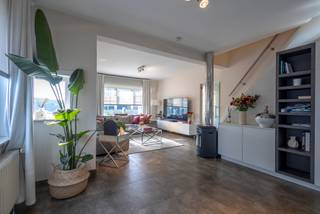 <p>Deze vrijstaande woning biedt een aangename combinatie van ruimte, comfort en een mooie buitenruimte. Aan de voorzijde beschikt de woning over een kleine voortuin en een oprit met carport, die zich naast de woning bevindt.</p><p>Op het gelijkvloers beschikt de woning over een inkomhal met gastentoilet, een ruime leefruimte en een grote keuken met aansluitende eetplaats. Dankzij de grote ramen en schuiframen staat de keuken en eetplaats rechtstreeks in verbinding met het ruime terras en de tuin. Hierdoor geniet u vanuit de leefruimte van een mooi zicht op de aangename tuin en een aangename verbinding tussen binnen en buiten.</p><p>Verder bevinden zich op het gelijkvloers twee ruime slaapkamers en een badkamer met douche en dubbele wastafel. De kelder wordt momenteel ingericht als praktische wasruimte en biedt daarnaast de nodige bergruimte.</p><p>De eerste verdieping omvat een ruime derde slaapkamer en een tweede badkamer. Deze badkamer is uitgerust met een douche, dubbele wastafel en toilet.</p><p>Achter de woning bevindt zich een grote, volledig omheinde tuin. Het ruime terras sluit dankzij de grote schuiframen naadloos aan op de keuken en eetplaats.</p><p>Een praktische vrijstaande woning met drie ruime slaapkamers, twee badkamers, een carport en een grote, volledig omheinde tuin. De combinatie van de ruime leefruimtes, de rechtstreekse verbinding met het terras en de praktische indeling maakt deze woning geschikt voor wie op zoek is naar een aangename gezinswoning met voldoende ruimte en comfort.</p><p><strong>EPC: 478 kWh/m²jaar (label E)</strong></p>