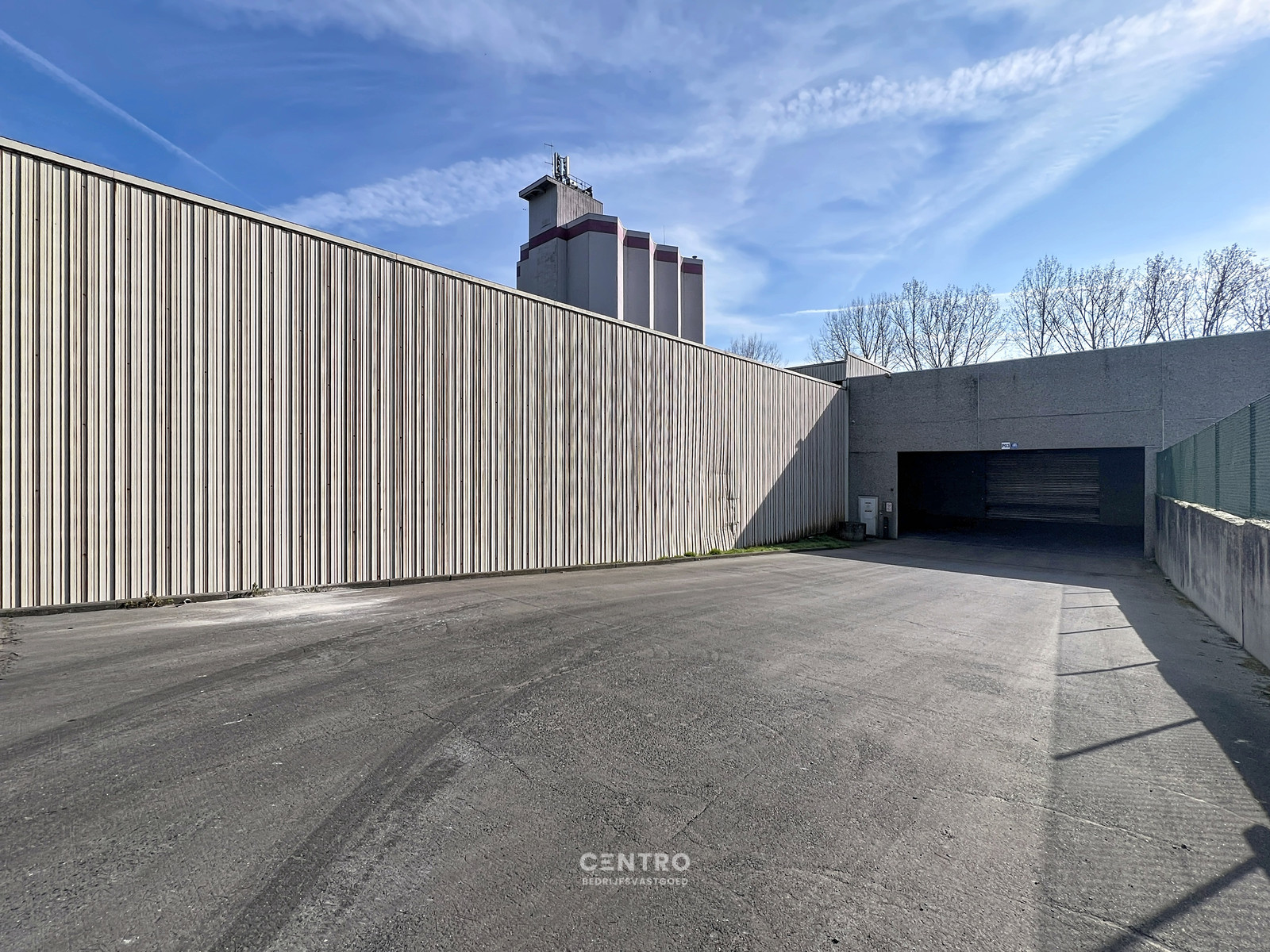 Magazijn van 330m² met vrije hoogte van 7,90m op industriële site , te Kerkhove (Avelgem). - photo 4