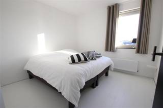Ligging: Centraal gelegen binnen de ring van Turnhout vlakbij openbaar vervoer, scholen, winkels en met een zeer goede verbinding tot E34.<br /><br />Omschrijving:<br /><br />Dit trendy appartement is gelegen op de tweede verdieping en kunnen we bereiken met de lift. Het appartement bestaat uit 2 slaapkamers, een apart toilet, een badkamer met inloopdouche en zeer degelijk badkamermeubel, een goed geïnstalleerde keuken en een ruime leefruimte met toegang tot groot terras. Achter de keuken bevindt zich een berging. <br />De makkelijk bereikbare ondergrondse autostaanplaats is inbegrepen in de prijs.<br /><br />Vaste maandelijkse kosten: € 65