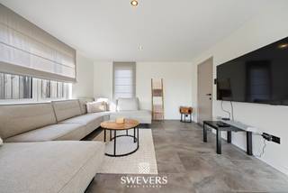 Voor meer info en foto’s, surf naar www.swevers.be –In het charmante Opoeteren (Maaseik) vind je deze instapklare halfopen woning op een perceel van...