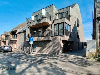 Recent (bouwjaar 2022) appartement in het centrum van Kaprijke op wandelafstand van winkels, school, horeca, ... én vlotte verbinding via E34.<br /><br />Het moderne appartement is zeer energiezuinig en praktisch ingericht. <br /><br />Indeling: inkomhal met toilet, eet-en leefruimte met geïnstalleerde keuken, berging en terras. Op de verdieping zijn er nog 2 ruime slaapkamers en een badkamer.<br /><br />Achteraan is er een garage met automatische poort inbegrepen. <br /><br />Vrij vanaf 1/12/2026.<br /><br />Huurprijs is 900 euro/maand + 20 euro gemeenschappelijke kosten/maand. <br /><br />Interesse? Contacteer ons per mail mét vermelding van uw gsm-nr, op vastgoed@aclea.be