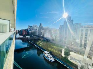 <strong>🌿 Instapklaar appartement met zonnig terras in hartje Gent – Kouter </strong><br />💶 <strong>€ 1.295/maand + € 170/maand provisie</strong> (algemene kosten + provisie water &amp; verwarming)<br />📅 <strong>Onmiddellijk beschikbaar</strong><br /><br />Wonen op een absolute topligging aan de <strong>Kouter</strong> in <strong>Gent</strong>, en toch genieten van rust? Dit uitzonderlijk verzorgd en <strong>achteraan gelegen appartement</strong> combineert het beste van twee werelden: midden in het bruisende stadsleven én een oase van stilte met zicht op de <strong>Ketelvest</strong>.<br />Gelegen in een standingvolle residentie met ruime inkomhal en <strong>lift</strong>, op wandelafstand van winkels, horeca en vlakbij de <strong>Kouterparking</strong>, is dit de ideale woonplek voor wie comfortabel en centraal wil wonen.<br /><br />✨ <strong><u>Indeling &amp; comfort</u></strong><br />Bij het binnenkomen wordt u verwelkomd in een inkomhal met vestiaire- en bergingkast en een apart gastentoilet.<br />De leefruimte is lichtrijk, zonnig en voorzien van parket en geeft uit op een <strong>zuidgericht terras</strong> waar u in alle rust kan genieten van het open zicht op het water — een unieke troef in het centrum van Gent.<br />De volledig ingerichte en vernieuwde keuken is voorzien van alle comfort: <strong>dampkap, keramische kookplaat, combi-oven, grote koelkast met diepvries, vaatwasser en wasmachine</strong>.<br />Verder beschikt het appartement over:<br />• Een grote slaapkamer<br />• Een eerste badkamer met dubbele lavabo, ligbad met douchemogelijkheid, toilet, bidet<br />• Twee middelgrote slaapkamers<br />• Een <strong>tweede badkamer</strong> met zitbad, douchescherm en lavabo<br /><br /><strong>🌟 <u>Extra troeven</u></strong><br />✔ Instapklaar en uitstekend onderhouden<br />✔ Zeer rustige ligging achteraan het gebouw<br />✔ Zuidgericht terras met open zicht<br />✔ Lift aanwezig<br />✔ Afvallokaal<br /><br />Geschikt voor een <strong>koppel, co-housing of alleenstaande</strong> die comfortabel wil wonen op een toplocatie. Wij zijn op zoek naar <strong>rustige en zorgzame huurders</strong>. <strong>Domicilie verplicht !</strong><br /><br />📩 <strong>Interesse in een bezoek?</strong><br />✉ tine@tvevastgoed.be<br />📞 0474 97 00 22<br /><br />Laat u verrassen door de ruimte, het licht en de unieke combinatie van centrumligging en rust. Dit appartement is absoluut een bezoek waard.<br /> 