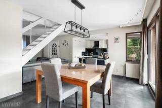 Ontdek deze karaktervolle halfopen bebouwing, ideaal gelegen en perfect afgestemd op het moderne gezinsleven. Met vier volwaardige slaapkamers,...