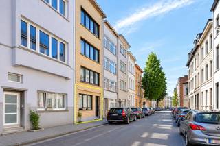 Cet appartement est situé dans le très recherché quartier du Markgrave et a été entièrement rénové en 2023.  Disposition : En entrant, vous découvrez un hall d’entrée compact mais fonctionnel. L’appartement s’ouvre ensuite sur un spacieux séjour où le chaleureux parquet en chêne attire immédiatement l’attention. Grâce à la hauteur sous plafond et aux grandes baies vitrées coulissantes, l’espace bénéficie d’une belle luminosité naturelle tout au long de la journée ainsi que d’une agréable vue sur la terrasse et le jardin.  Dans le prolongement du séjour se trouve la cuisine entièrement équipée et réalisée avec des matériaux de qualité. Celle-ci dispose d’un plan de travail en céramique et comprend un réfrigérateur encastré, un congélateur, un four, une plaque vitrocéramique, une hotte et un lave-vaisselle. Les carreaux verts en motif chevrons et l’étagère murale apportent du caractère et de la chaleur à l’ensemble.  Depuis le séjour, deux grandes baies vitrées donnent directement accès à la terrasse et au jardin aménagé. À l’arrière, vous profitez d’un environnement particulièrement verdoyant et dégagé avec vue sur le Hof van Leysen.  Depuis le coin salon, vous accédez à la chambre spacieuse, offrant suffisamment de place pour un lit double et des espaces de rangement supplémentaires. La salle de bains attenante est équipée d’une douche à l’italienne, d’un meuble lavabo, d’un sèche-serviettes et d’un miroir chauffant.  L’appartement dispose également d’un WC invités ainsi que d’une buanderie avec espace de rangement supplémentaire.  Atouts :  Entièrement rénové en 2023. Matériaux de qualité. Buanderie séparée avec espace de rangement supplémentaire. Cave privative. Excellent score énergétique : EPC B.