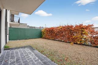 Recent gelijkvloers appartement met zonnige tuin!<br /><br />Ideaal gelegen in het hart van Izegem met winkels, scholen en openbaar vervoer op wandelafstand.<br /><br />Residentie Clement werd gebouwd in 2021 met aandacht voor esthetiek, het resultaat is een moderne en klassevolle uitstraling.<br /><br />Het appartement omvat; ruime leefruimte met open keuken, tuin, berging met aansluiting voor was-droogmachine, badkamer, apart toilet, slaapkamer.<br /><br />TROEVEN:<br />- Centrale ligging<br />- Bouwjaar 2021<br />- Ruime West-gerichte tuin<br />- EPC A (volgens EPB startverklaring 100kWh)<br /><br />Momenteel verhuurd, voor eigen bewoning dient een opzeg van 6 maand na akte gegeven te worden.