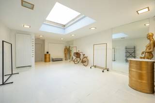 GELIJKVLOERSHANDELSPANDWinkel 78 m² met kitchenette 7 m² en toilet met handenwasser en lavabo.Veranda 11 m² op tegel. Zuidoost georiënteerde tuin met...