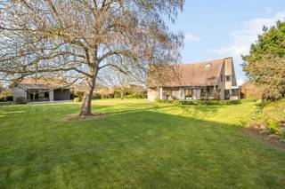 Droom je van een ruime villa in een oase van rust? GEVONDEN!!<br />Het asbestveilig attest, de energiezuinigheid (label B) en conforme elektriciteit vullen de lijst van pluspunten verder aan.<br /><br />Deze woning bevindt zich in tweede bouwlijn en is toegankelijk via een privé oprijlaan met eeuwigdurend recht van doorgang.<br /><br />De villa kenmerkt op de benedenverdieping de inkomhal met vestiaireruimte, een eerste apart toilet, de bureau, de extreem lichtrijke woonkamer met eetplaats, de volledige vernieuwde keuken (dubbele spoelbak, dampkap, wijnfrigo, inductiekookplaat, stoomoven, combi-oven, vaatwasser en koelkast), de bergruimte, de dubbele garage met vernieuwde garagepoorten, een tweede toilet en een eerste badkamer met douche en enkele wastafel in meubel.<br /><br />Op de eerste verdieping is er de nachthal, de tweede badkamer (jacuzzi, toilet, bidet &amp; dubbele wastafel in meubel), 3 ruime slaapkamers (2 met airco), een hobbykamer en een extra berging aanwezig.<br /><br />Extra stockageruimte nodig? Er is nog een ruime, volledig geïsoleerde zolder aanwezig.<br /><br />De prachtige tuin is volledig rondom de woning gelegen en geeft garantie op elke zonnestraal en rust. Als kers op de taart is er nog een bijgebouw (17m²) met sauna en douche aanwezig.<br /><br />De goede buren krijg je er gratis bij!<br /><br />TROEVEN IN EEN NOTENDEOP:<br /> - Uitstekende locatie!<br /> - Prachtige, zonnige tuin!<br /> - Zonneboiler!<br /> - Airco en vloerverwarming!<br /> - Vernieuwde keuken!<br /> - Energiezuinig, conforme elektriciteit en asbestveilig!<br /> - Veel mogelijkheden!<br /><br />Meer informatie/een bezoek? Plan zelf jouw afspraak in op WWW.WOONVAST.BE of contacteer Jonas op 0468 19 11 62 of via jonas@woonvast.be.