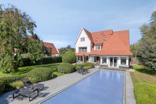 Luxueuze en stijlvolle villa in Engelse Cottage stijl met verwarmd zwembad gelegen nabij de Royal Zoute Golf Club en de zee op een totale...