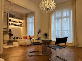 <strong>Charmant en authentiek gerenoveerd 2 slaapkamer appartement ca. 110m² met terras ca. 7m² in een karaktervol gebouw. Gelegen in het centrum van Antwerpen nabij winkels, openbaar vervoer, scholen, trendy restaurants</strong><br /><br /><span>Betreed dit prachtige appartement via de inkomhal, compleet met berging en gastentoilet.<br /></span><span>Vanuit de hal betreedt u de ruime LEEFRUIMTE met origineel visgraatparket. Separate ingerichte KEUKEN uitgerust met alle benodigde apparatuur, kookplaat, oven, microgolfoven, vaatwasser en ijskast met vriezer en met toegang tot het buitenterras. <br /><br />Twee ruime slaapkamers van beiden ca. 15m². Ingerichte badkamer voorzien van dubbele wastafel en inloopdouche. <br /><br />Privatieve kelderberging en zolderruimte.</span><span><br /></span><br /><span><strong>Bijzonderheden:</strong></span><br /><span>* Recent gerenoveerd dd. 2026<br />* Privatief terras<br />* Fietsenstalling aanwezig in het gebouw<br />* Gelegen in het centrum van Antwerpen nabij winkels, openbaar vervoer, scholen, trendy restaurants</span>