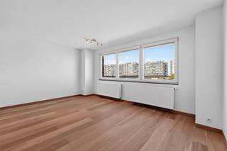 <p><span>Uitzonderlijk goed gelegen 2-slaapkamerappartement met groot zonnig terras aan de jachthaven van Blankenberge. </span></p><p><span>Bij het binnentreden van dit instapklaar appartement ervaart u één en al licht.</span></p><p><span>De leefruimte is afgewerkt met een kwalitatieve houten vloer en een moderne open keuken met alle comfort. </span></p><p><span>U geniet hier van een fijn zicht naar de jachthaven en het groen omgeven Leopoldpark. In de verte kan u genieten van de zee met zijn woeste golven. </span></p><p><span>De hal met ingemaakte kasten leidt ons naar de 2 slaapkamers die in verbinding staan met het royaal zuidgericht terras.</span></p><p><span>Beide slaapkamers kunnen worden voorzien van een 2-persoonsbed. </span></p><p><span>In 1 van de slaapkamers vinden we praktische ingemaakte kasten en een aansluiting voor de wasmachine. </span></p><p><span>Stijlvol betegelde badkamer met inloopdouche, lavabomeubel met spiegelkasten en een hangtoilet. </span></p><p><span>Er is een afzonderlijk gastentoilet. Geriefelijke berging op het appartement. </span></p><p><span>Fijne troeven zijn het gunstig epc, de blanco elektrische keuring en de hoogrendementsbeglazing.</span></p><p><span>Het appartement wordt verwarmd op gas met een condenserende ketel</span></p><p><span>U kan gebruik maken van de privatieve kelderberging en een gemeenschappelijke fietsenstalling. </span></p><p><span>Grote troef is de mogelijkheid tot aankoop van een garagebox in het gebouw. </span></p><p><span> </span></p><p><span> </span></p>