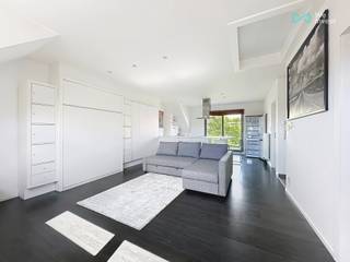 Lichtrijke, gemeubelde studio van 51 m² op de tweede verdieping van een klein gebouw in het centrum van Meise.De ruimte is slim ingedeeld met een...