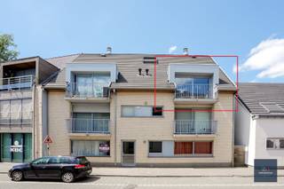 BEZOEKMOMENT zie : www.makelaarshuys.be Dit instapklare dakappartement is rustig gelegen nabij het centrum van Lovendegem, op de tweede verdieping van een kleinschalige residentie met lift. Achteraan het gebouw beschikt u bovendien over een privatieve garage, zodat u uw wagen steeds veilig kunt parkeren.<br /><br />Via de inkomhal bereikt u de praktische berging, het afzonderlijk gastentoilet en de lichtrijke leefruimte met open, volledig uitgeruste keuken. Vanuit de leefruimte heeft u toegang tot het aangename terras aan de voorzijde.<br /><br />Aan de achterzijde van het appartement bevinden zich twee volwaardige slaapkamers en een verzorgde badkamer, uitgerust met een douche en lavabo.<br /><br />niet te vergeten een zeer ruime zolderruimte voor opslag<br /><br />Het appartement verkeert in uitstekende staat van onderhoud en is perfect instapklaar<br /><br />Uitstekend gelegen nabij het dorpscentrum, met een vlotte verbinding naar het openbaar vervoer. Alle dagelijkse voorzieningen bevinden zich op wandelafstand, waaronder Okay, Delhaize, een bakker, apotheek, slager en andere buurtwinkels, waardoor u geniet van optimaal wooncomfort en alle faciliteiten binnen handbereik.