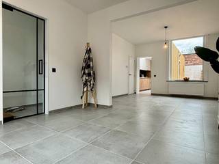 Deze prachtig vernieuwde rijwoning is gelegen op een toplocatie, op wandelafstand van het centrum van Kuurne. De woning combineert moderne luxe...