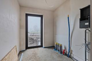 <strong>Nieuwbouwwoning met 3 slaapkamers in Opgrimbie</strong><br />Droom jij van een energiezuinige woning met alle comfort? Deze moderne halfopen bebouwing met 3 slaapkamers, gelegen aan de Weg naar Zutendaal in Opgrimbie (Maasmechelen), combineert hedendaagse architectuur met een doordachte indeling en een prachtige ligging vlakbij het Nationaal Park Hoge Kempen.<br /><br />De buitenwerken zijn bijna voltooid en de binnenafwerking gebeurt volledig in samenspraak met jou als koper. Bovendien zijn de afwerkingskosten inbegrepen in de verkoopprijs. <br /><br /><strong>Waarom kiezen voor deze woning?</strong><br />✔ Nieuwbouwwoning met drie slaapkamers en bureauruimte<br />✔ Energiezuinig en duurzaam gebouwd<br />✔ Volledig naar eigen smaak af te werken (keuken, badkamer, vloeren)<br />✔ Onderhoudsvriendelijke tuin met berging en overdekt terras<br />✔ Carport en ruime fietsenberging inbegrepen<br />✔ Hoog afwerkingsbudget <br />✔ Mogelijkheid tot aankoop in huidige staat (prijs bespreekbaar)<br /><br /><strong>Slim ingedeeld met aandacht voor licht en ruimte</strong><br />De woning omvat twee volwaardige bouwlagen met een ruime inkomhal, lichte open leefruimte met grote raampartijen, een volledig uitgeruste keuken (keuzevrij), berging, gastentoilet en toegang tot het overdekte terras en de tuin. Op de bovenverdieping bevinden zich drie volwaardige slaapkamers, een aparte bureauruimte, een moderne badkamer en apart toilet.<br /><br />De carport en extra berging zorgen voor praktische opbergruimte voor fietsen, tuinmateriaal of hobby’s.<br /><br />Als koper van één van deze woningen, kan je binnen vooraf bepaalde inrichtingsbudgetten zelf een keuken, badkamer en tegelvloer kiezen bij de daarvoor aangeduide toonzaal. <br />Zo kan je als koper kiezen voor een interieur dat tot in detail is afgewerkt en past binnen uw woonbehoefte.<br /><br /><strong>Wonen in Opgrimbie</strong><br />Opgrimbie staat gekend als een van de meest natuurrijke en rustige wijken van Maasmechelen. Hier woon je in het groen, met de toegangspoorten tot het Nationaal Park Hoge Kempen op wandel- of fietsafstand. Tegelijk geniet je van een uitstekende bereikbaarheid:<br />Maasmechelen, Zutendaal, Lanaken en Genk zijn vlakbij<br />Via de E314 ben je in geen tijd in Hasselt of Maastricht<br />Alle voorzieningen zoals winkels, scholen, kinderopvang en recreatie (o.a. Maasmechelen Village) bevinden zich in de directe omgeving<br /><br /><strong>Kosten & fiscaliteit</strong><br />De verkoop gebeurt onder het btw-stelsel: de vermelde prijs is exclusief 21% btw op de constructiewaarde. Op de grondwaarde zijn nog registratierechten van 12% van toepassing.<br /><br /><em>Mogelijk onder 6% btw-tarief!</em><br />Goed nieuws voor kopers: onder bepaalde voorwaarden kom je mogelijks in aanmerking voor het verlaagde btw-tarief van 6% (in plaats van 21%) op de constructie. Contacteer ons gerust voor meer informatie over deze interessante fiscale kans.<br /><br /><strong>Extra informatie</strong>
<ul>
<li>Downloads beschikbaar: inplantingsplan & woningplannen</li>
</ul>
<br />Meer weten of graag een bezoek inplannen?<br />Bel ons op <span><strong>089 23 44 22</strong></span> of mail naar <span><strong>info@immoverslegers.com</strong></span> voor een afspraak of bijkomende informatie.<br />