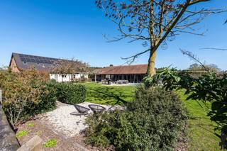 Riante, gerenoveerde hoeve (1932) nabij Provinciaal Groendomein Prinsenpark op privé-domein van ca. 2 hectare. De hoeve met paardenstallen werd...