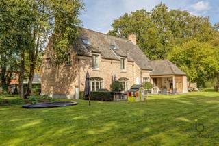 Prachtige villa in een aangename omgeving te Halle / Zoersel!Dit prachtig eigendom tussen de dorpskernen van Sint-Antonius en Halle, gelegen in een...
