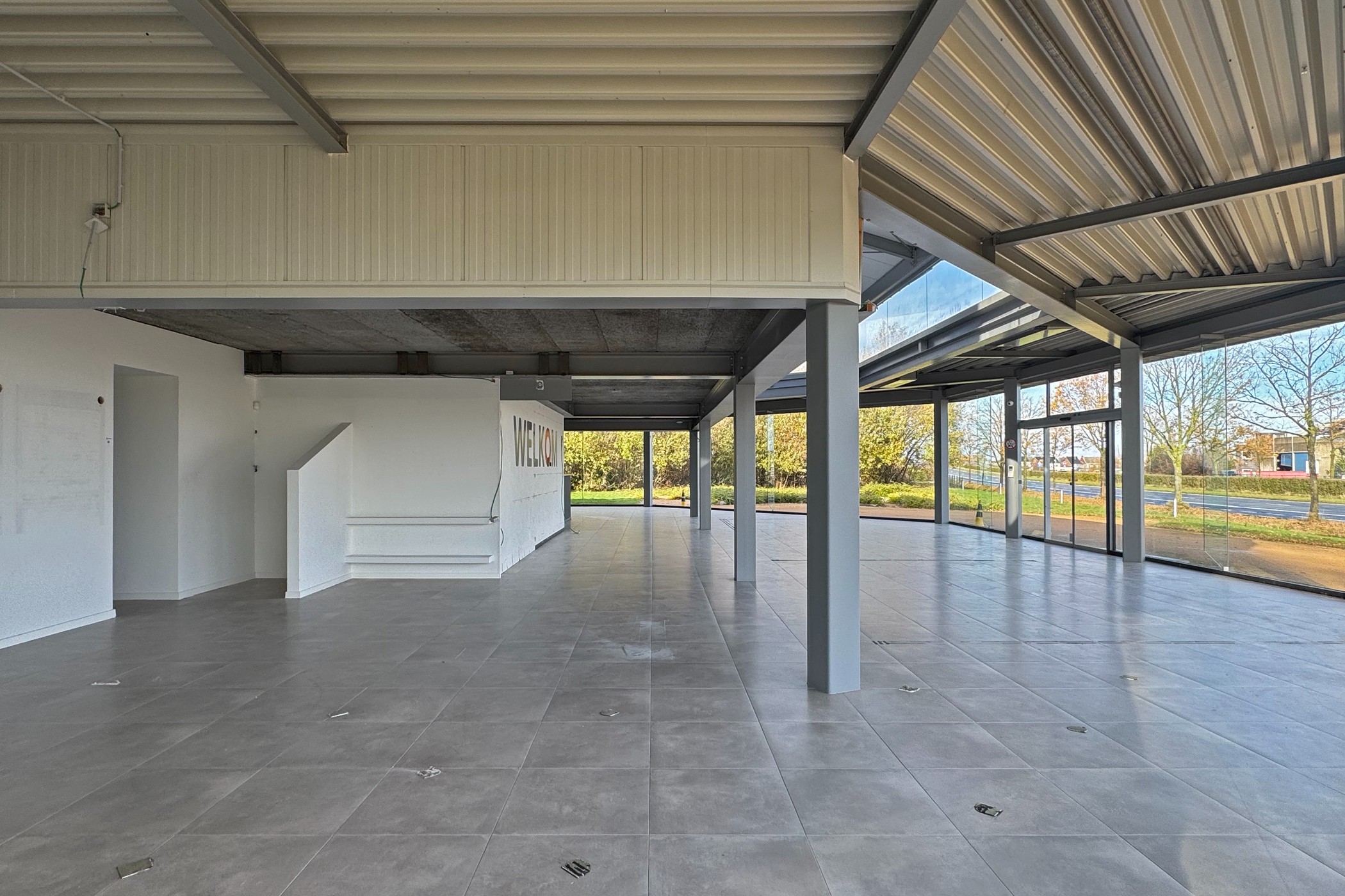 Te huur: Showroom met opslagruimte en kantoren langs de N42 - foto 4