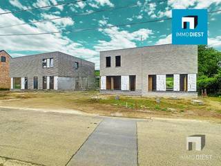 Het project LA VUE ( Struikstraat 77A, 77B, 77C en 77 D ) omvat 4 duurzame halfopen bebouwingen. Woning Struikstraat 77C heeft 180 m² woon- en...