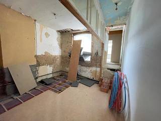 Te renoveren opbrengsteigendom op zeer centrale ligging vlakbij het station, openbaar vervoer en winkels. <br /><br />Indeling van het gebouw:<br /><br />Gelijkvloers:<br />Kantoor +/- 50 m²<br />Garage<br />Eerste verdieping:<br />Appartement met 3 slaapkamers +/- 87 m² <br />Appartement met 1 slaapkamer +/- 40 m²<br />Tweede verdieping:<br />Appartement met 3 slaapkamers +/- 87 m²<br />Appartement met 1 slaapkamer +/- 40 m²<br />Zolderverdieping: +/- 92 m²<br /><br /><br />Maandelijkse huuropbrengst:<br />Gelijkvloers achter: € 538,35 + € 35 AO<br />Gelijkvloers garage: € 204,14<br />Eerste verdieping rechts: € 461,14 + € 35 AO<br />Eerste verdieping links: € 827,27 + € 40 AO<br />Tweede verdieping rechts : € 539,55 + € 35 AO<br />Tweede verdieping links: leeg<br />Totale maandelijkse huuropbrengst: € 2.570, 45 + € 145 AO<br /><br />Totale jaarlijkse huuropbrengst: € 30.845,40 + € 1.740 AO<br /><br />EPC scores: <br />Gelijkvloers: 501 kWh/m² - 20230606-0002904434-RES-1<br />Eerste verdieping: 223 kWh/m² - 20230523-0002881305-RES-2 + 964 kWh/m² - 20230502-0002881305-RES-1<br />Tweede verdieping: 1273 kWh/m² - 20230502-0002881201-RES-1<br /><br /><br /> 