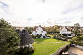 Appartement unique situé dans une résidence de villas avec vue imprenable, à quelques pas de la place Albert et du front de mer.<br /><br />Aménagement : hall d'entrée spacieux avec vestiaire et toilettes pour invités. Salon et salle à manger lumineux avec trois terrasses et vue panoramique sur la côte. Cuisine entièrement équipée avec appareils Miele.<br /><br />Chambre principale avec terrasse et salle de bains attenante avec fenêtre, double lavabo, baignoire et toilettes. Deux chambres à coucher à part entière partagent une salle de douche et disposent chacune d'un lavabo et d'armoires encastrées. <br /><br />Débarras pratique disponible.<br /><br />Possibilité d'acheter un garage + place de parking attenante.