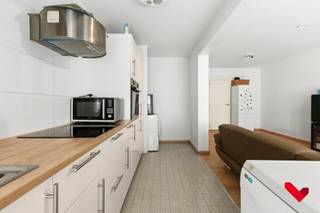 <p>Op zoek naar een gezellige woonplek op toplocatie? Dit lichtrijke gelijkvloerse appartement bevindt zich in het bruisende centrum van Leuven, op wandelafstand van winkels, horeca, openbaar vervoer en alle stadsvoorzieningen.</p>
<p></p>
<p>Het appartement in Residentie Lovania beschikt over een aangename leefruimte met open keuken, ideaal om te ontspannen of gasten te ontvangen. De aparte slaapkamer biedt voldoende rust en privacy. Verder is er een inkomhal en een praktische badkamer uitgerust met een douche.</p>
<p></p>
<p>Dankzij de centrale ligging en de efficiënte indeling is dit appartement perfect voor starters, alleenstaanden of als investering.</p>
<p></p>
<p>Troeven:</p>
<ul>
<li>Gelijkvloers – makkelijk toegankelijk</li>
<li>Centrale ligging in Leuven</li>
<li>Aparte slaapkamer</li>
<li>Open leefruimte met keuken</li>
<li>Ideaal als investering of eerste woonst</li>
</ul>
<p></p>
<p>Interesse? Neem snel contact op voor een bezoek en ontdek zelf de charme van dit appartement!</p>
<p><strong><br /><br /></strong></p>