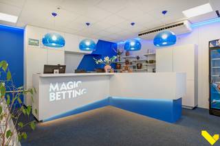 Prachtig commercieel pand met mogelijkheden allerhande.We betreden dit pand met commerciële topligging via de voorzijde. Hier komen we uit in de...