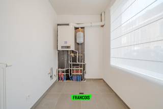 In het historisch stadcentrum van Ieper bevindt zich deze charmante en instapklare stadswoning met tuin, ideaal voor wie comfortabel wil wonen op een centrale topligging. Met een bewoonbare oppervlakte van 102 m², drie slaapkamers en een zuid gerichte tuin combineert deze eigendom karakter met hedendaags wooncomfort.<br /><br />De woning werd grondig gerenoveerd in 2016 en is vandaag energiezuinig, met een conforme elektrische keuring. Bij het binnenkomen valt meteen de warme, huiselijke sfeer op. De lichtrijke leefruimte sluit naadloos aan op de open keuken, wat zorgt voor een aangename woonbeleving in het centrum van Ieper. Vanuit de leefruimte geniet je van een mooi zicht op de zuid gerichte tuin, een absolute meerwaarde in het historisch stadcentrum.<br /><br />Op de verdiepingen bevinden zich drie volwaardige slaapkamers en een verzorgde badkamer. Deze stadswoning is ideaal als gezinswoning, voor starters of als investering voor wie een woning te koop zoekt in Ieper nabij winkels, horeca, scholen en openbaar vervoer. Parkeren kan eenvoudig in de straat.<br /><br />Dankzij de centrale ligging, het instapklare karakter en de private buitenruimte is dit een unieke woonst in het hart van Ieper waar comfort en locatie perfect samenkomen.<br /><br />Wil je deze ruime woning in het historisch stadcentrum van Ieper zelf ontdekken? Contacteer Immo Francois vandaag nog en plan je bezoek.<br /><br />Woning verkopen in Ieper? Vraag je gratis schatting aan bij Immo Francois, jouw lokale makelaar.<br /><br />