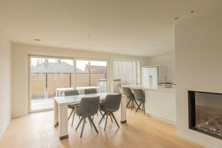 Recente en uiterst energiezuinige woning met alle comfort, rustig gelegen in een doodlopende straat te Moerkerke. Deze mooie woonst beschikt over...