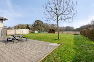 <p><span>Op een zucht van Leuven, op wandelafstand van de gezellige dorpskern van Bierbeek en vlakbij alle belangrijke invalswegen, zijn wij verheugd, deze vrijstaande en energiezuinige woning te koop aan te bieden. </span><span>Deze instapklare woning met als bouwjaar 2005 bevindt zich op een mooi en perfect georiënteerd perceel van 859 m². Dit eigendom met een nuttige bewoonbare oppervlakte van 139 m² omvat op het gelijkvloers een ruime inkomhal met een apart gastentoilet, een lichtrijke, cozy leefruimte bestaande uit een zit-en een eetplaats en een volledig ingerichte keuken, die op haar beurt toegang biedt tot de zonovergoten en onderhoudsvriendelijke tuin waar het heerlijk vertoeven is. Op de eerste verdieping bevinden er zich 3 volwaardige slaapkamers en een zopas vernieuwde, volledig uitgeruste badkamer. Verder beschikt dit eigendom nog over een ruime inpandige garage en over een praktische carport. </span><span>De aanwezigheid van een riante tuin met veel privacy en gevrijwaarde vergezichten is een niet te ontkennen pluspunt en leent zich tot een permanent vakantiegevoel in eigen land. </span><span>Kortom, deze energiezuinige en alleenstaande woning op een uiterst centrale ligging is zeker uw bezoek waard. Voor snelle beslissers! </span></p><p><span> </span></p>